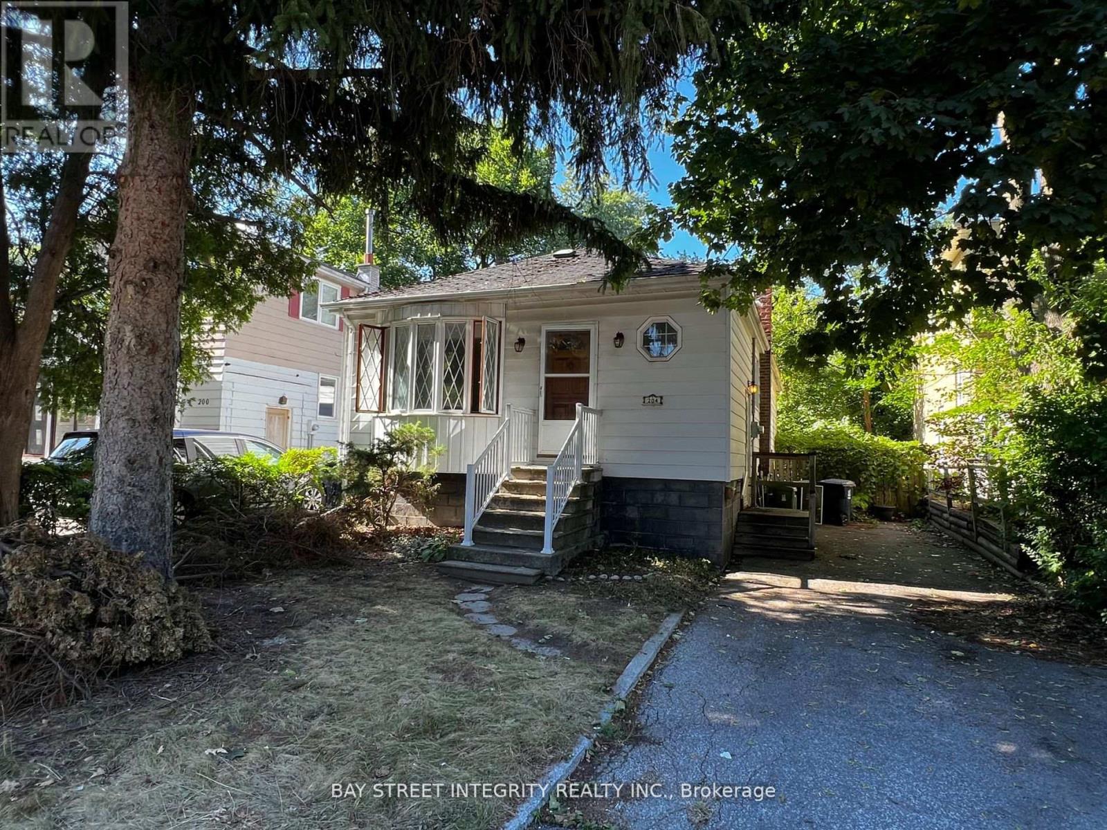 204 GREENFIELD AVENUE, Toronto, Ontario