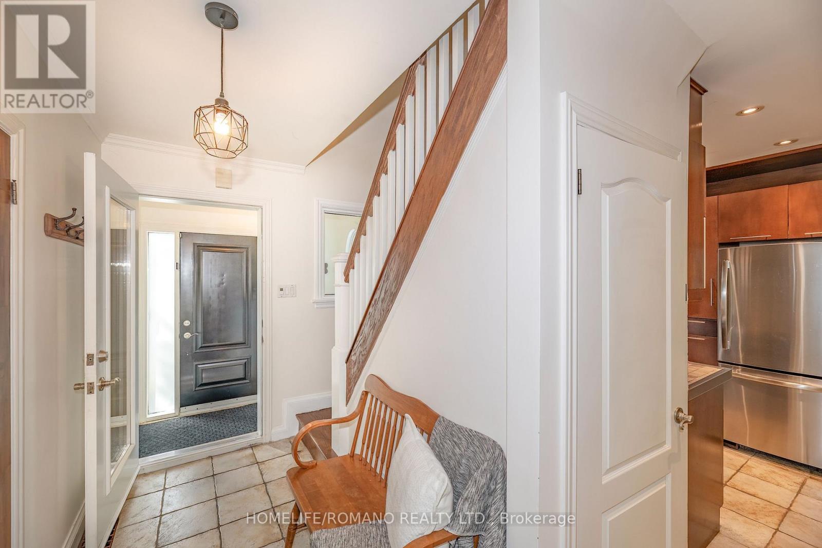 45 Riverview Heights, Toronto, Ontario  M9P 2N3 - Photo 3 - W13818474