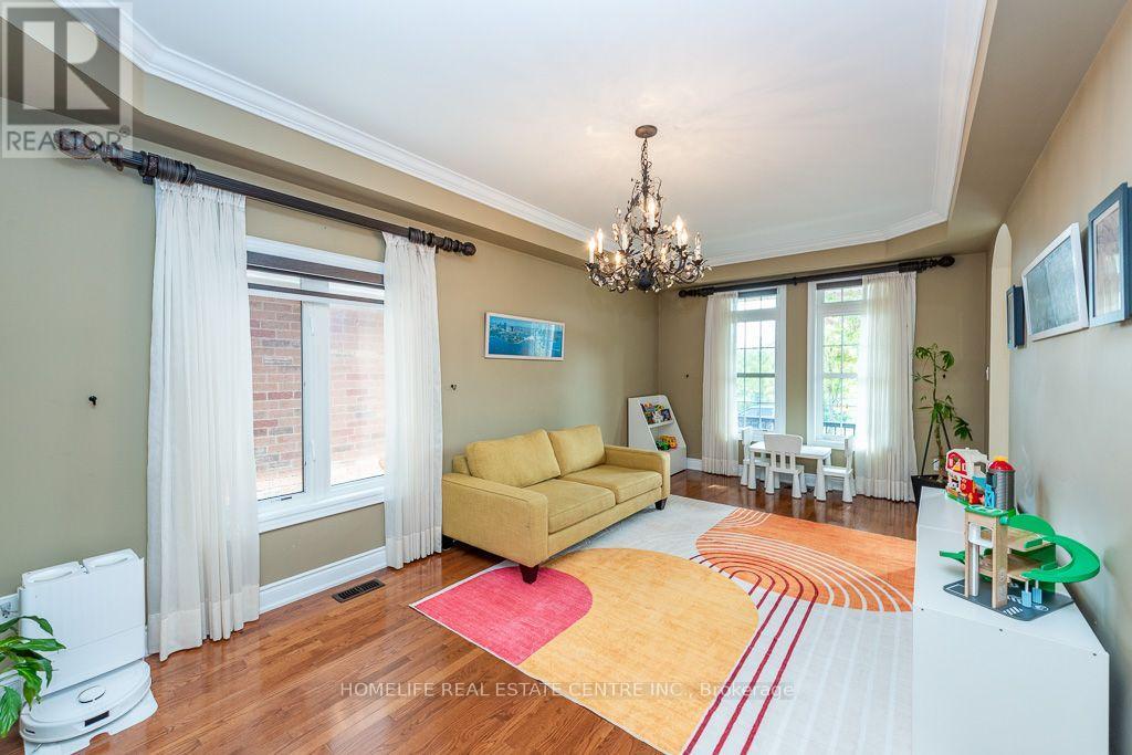 26 Imperial Lakes Drive, Brampton, Ontario L6P 2V3 - Photo 7 - W13818560