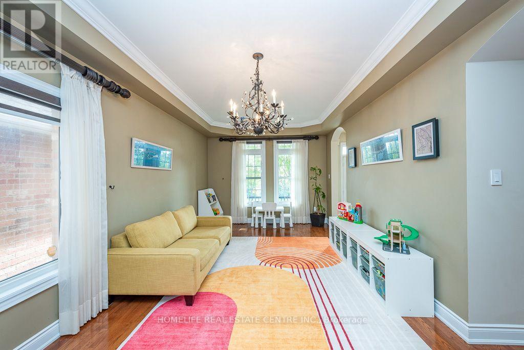 26 Imperial Lakes Drive, Brampton, Ontario L6P 2V3 - Photo 9 - W13818560