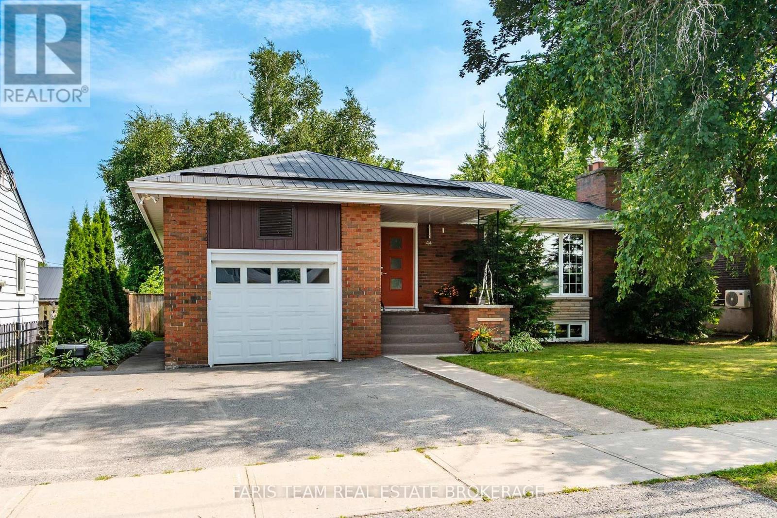 44 Jeffery Street, Penetanguishene, Ontario  L9M 1K5 - Photo 1 - S13818770