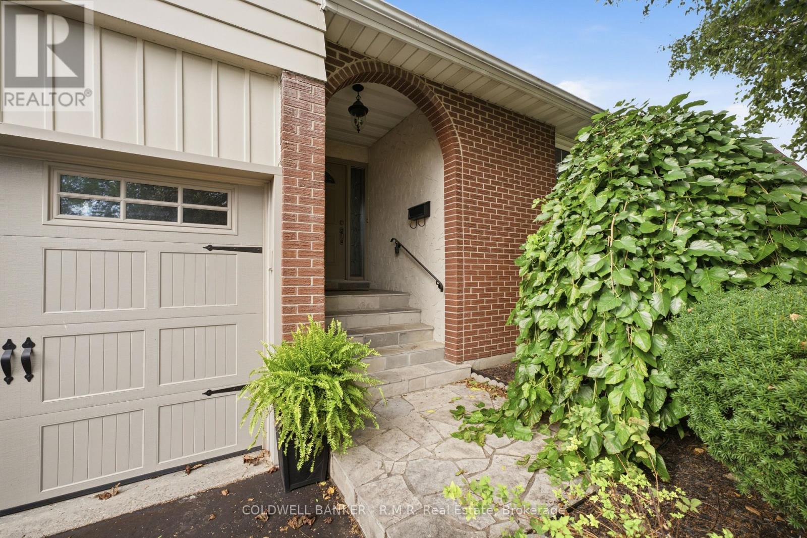 946 Beaufort Court, Oshawa, Ontario  L1G 7J8 - Photo 3 - E13818932
