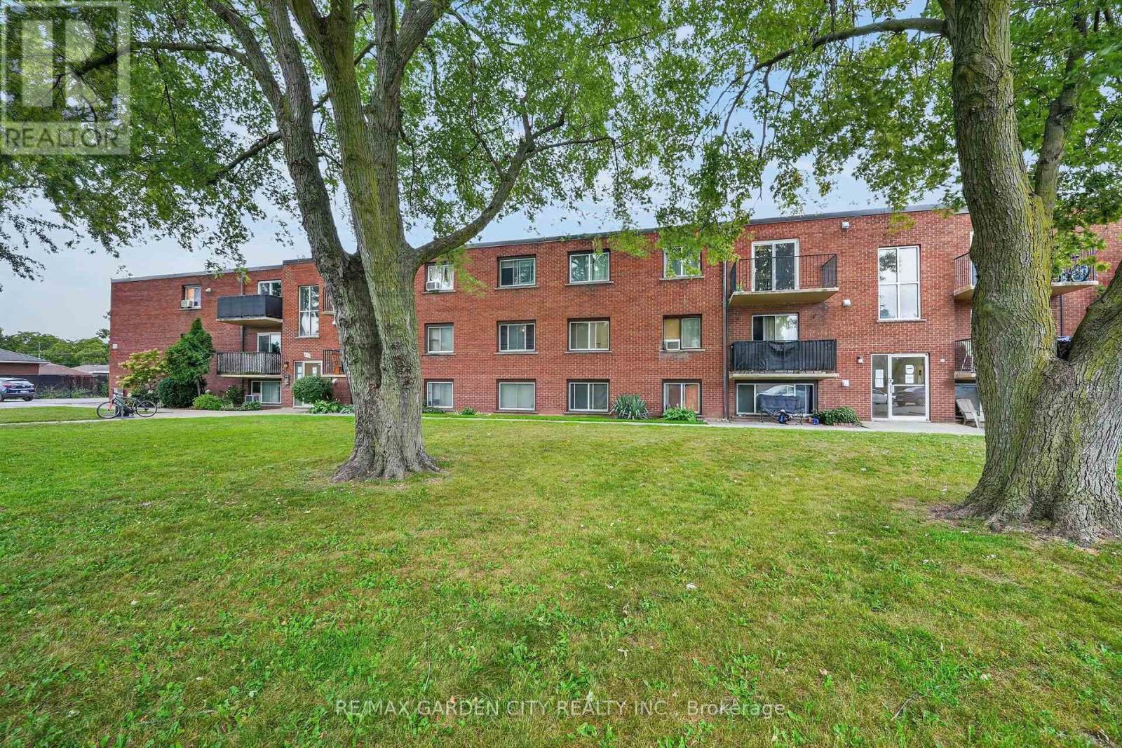 37 - 452 Carlton Street S, St. Catharines, Ontario  L2M 4X1 - Photo 1 - X13818976