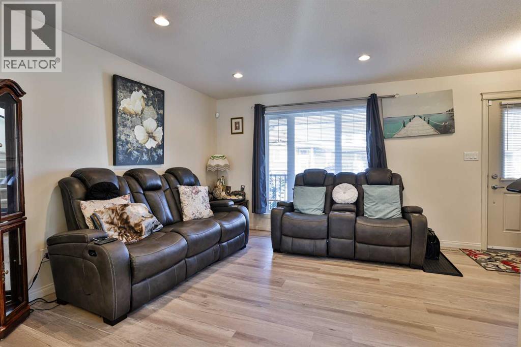 832 Silkstone Close, Lethbridge, Alberta  T1J 5C6 - Photo 5 - A2346499