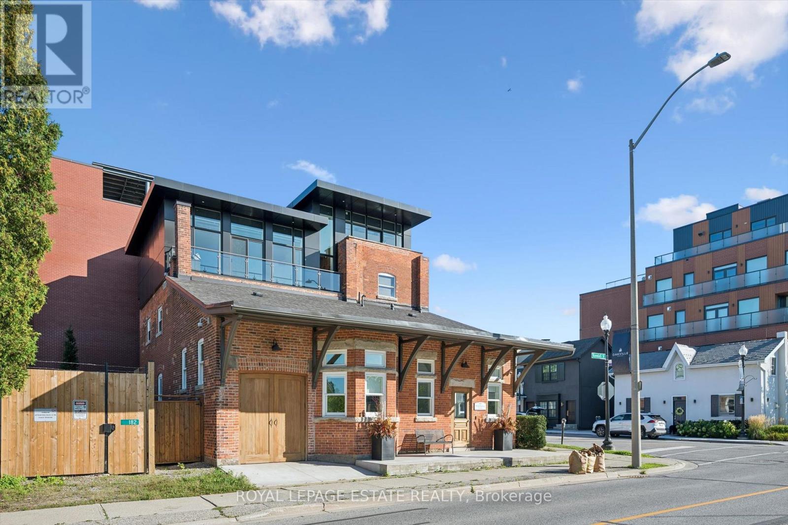 #1 - 139 Thomas Street, Oakville, Ontario  L6J 3A9 - Photo 2 - W13819004