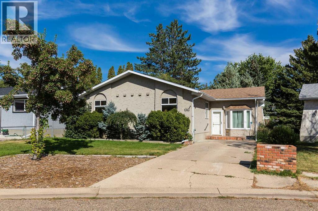 1313 Huron Place S, Lethbridge, Alberta  T1K 3L1 - Photo 1 - A2341721