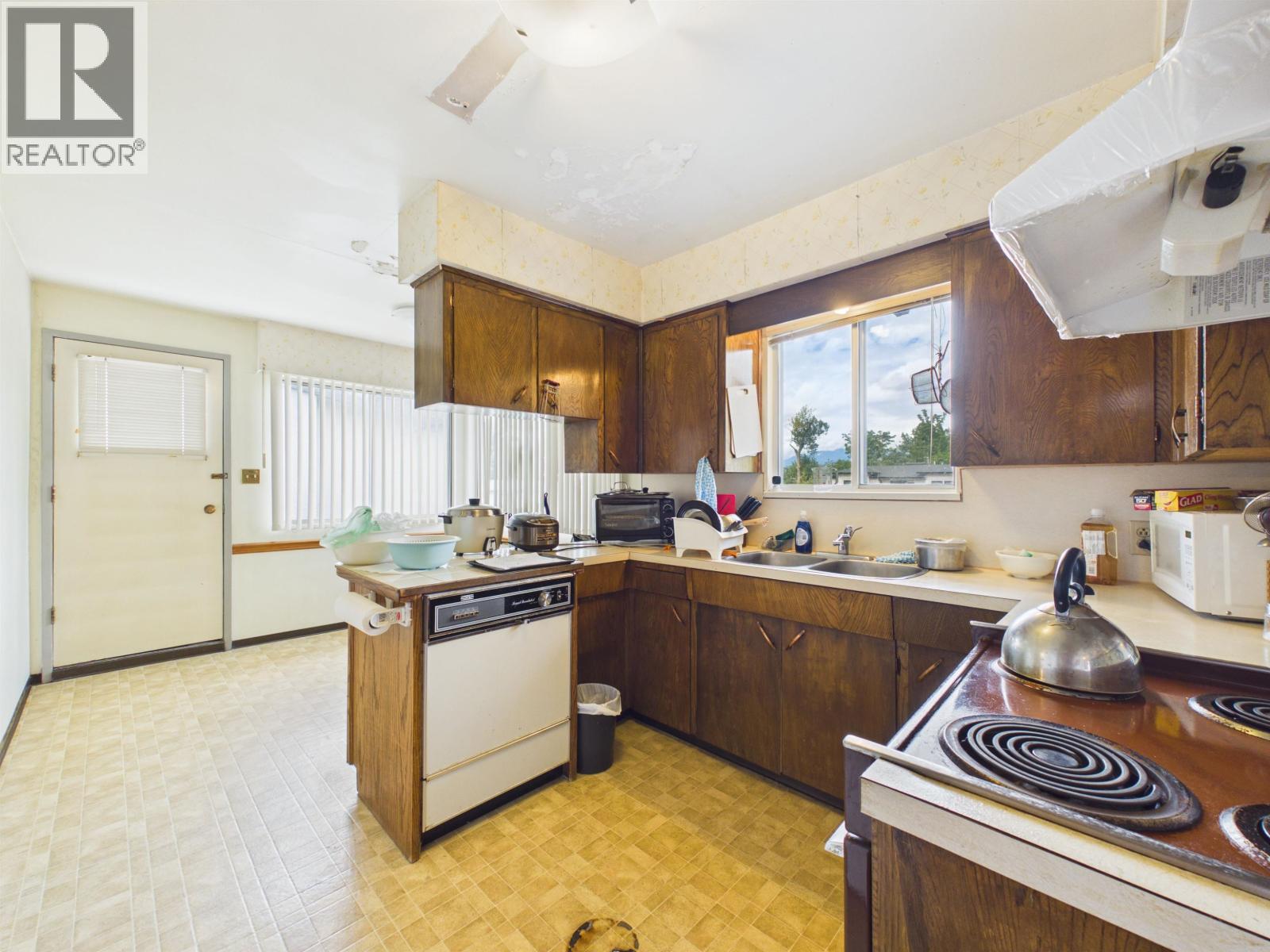 6096 SERVICE STREET photo 9