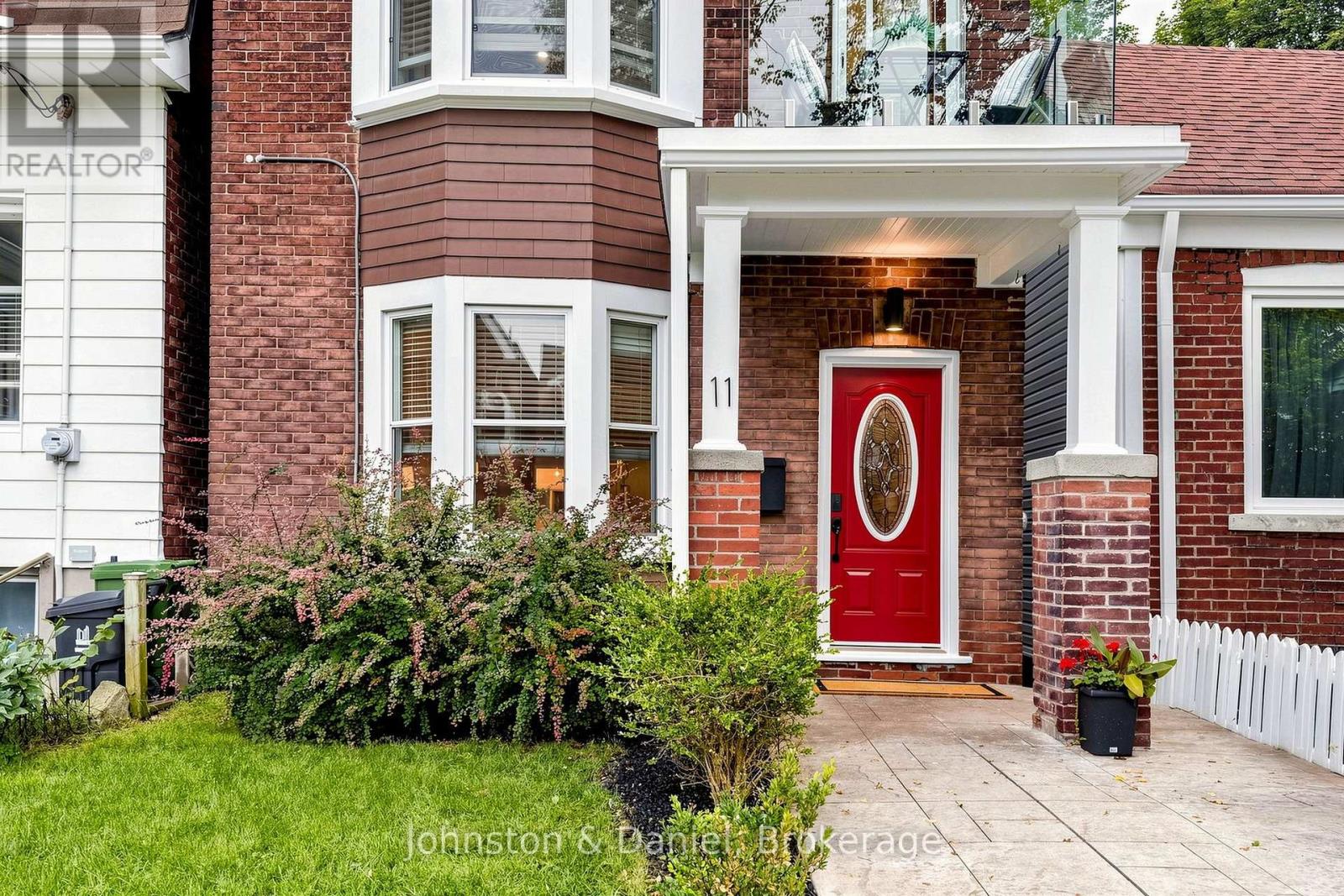 11 ASHLAND AVENUE Toronto (Woodbine Corridor) Ontario Canada M4L1J9 4