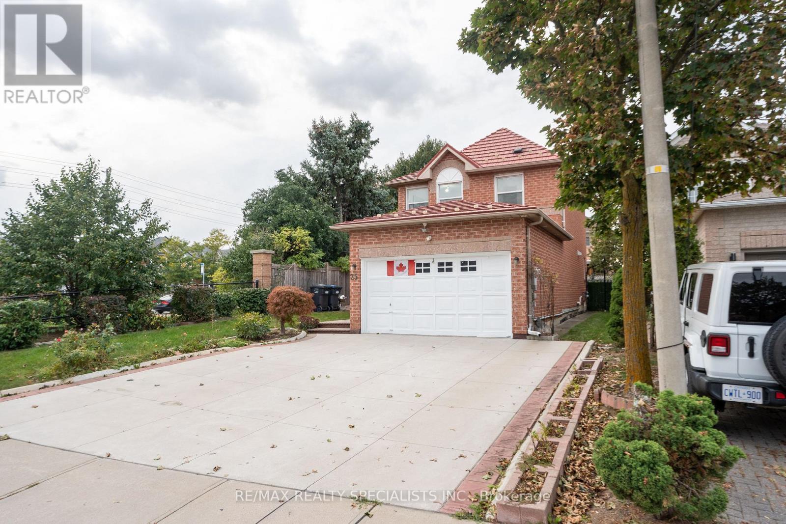 25 Carabram Court, Brampton, Ontario  L6X 4M2 - Photo 3 - W13813898