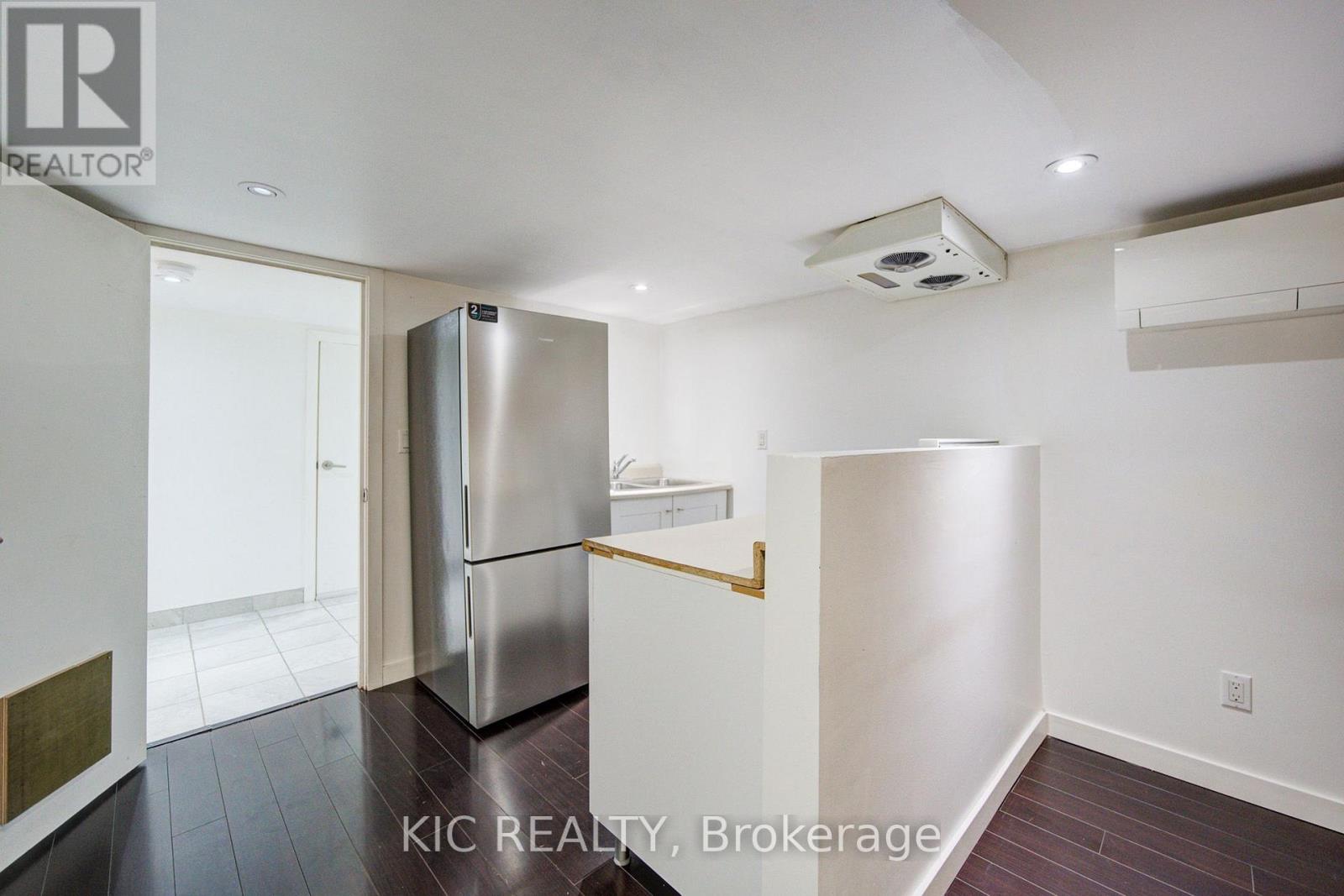 35 Montcalm Avenue Nw, Toronto, Ontario  M6E 4N5 - Photo 10 - W13817060