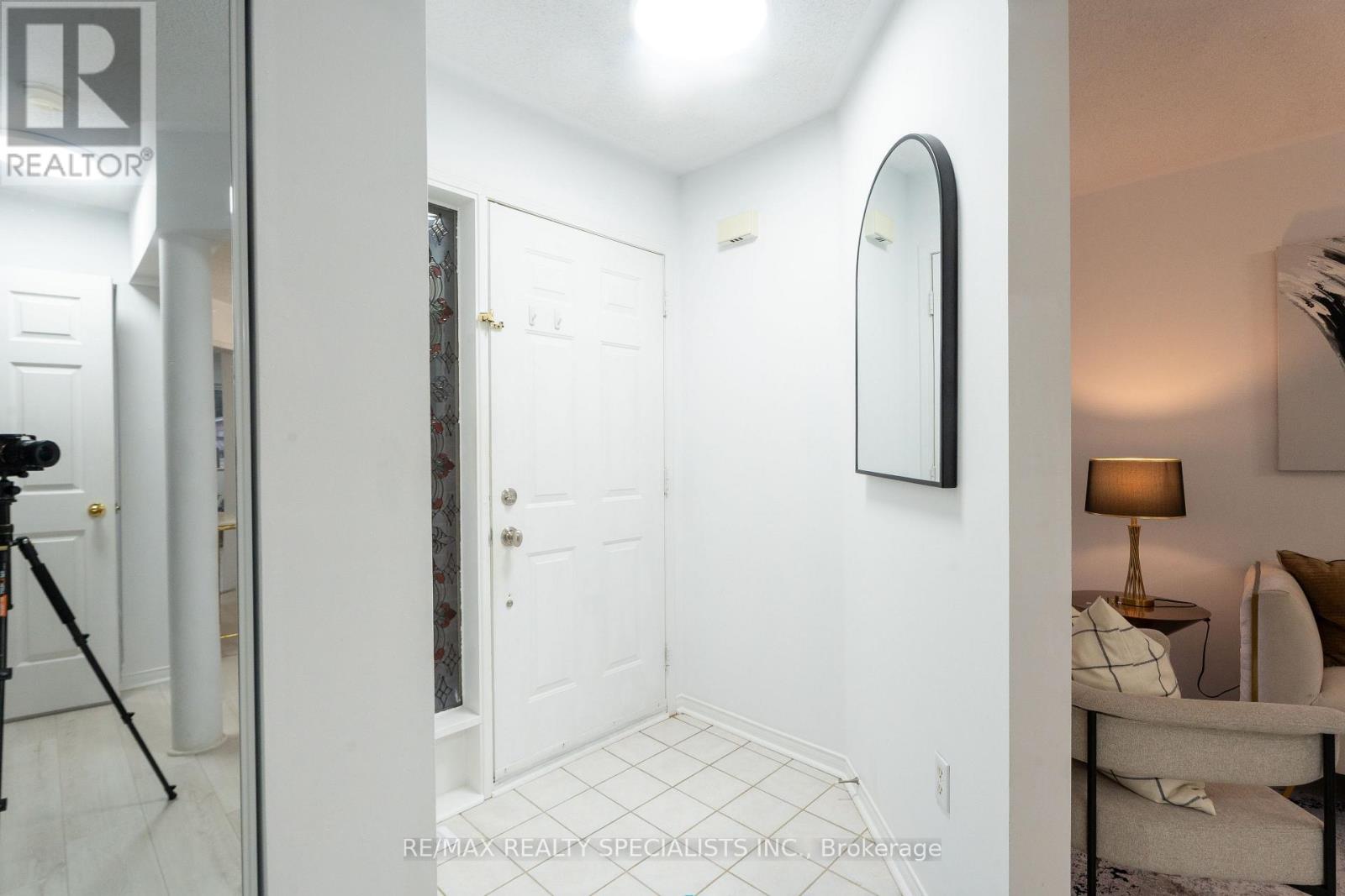 25 Carabram Court, Brampton, Ontario  L6X 4M2 - Photo 9 - W13813898