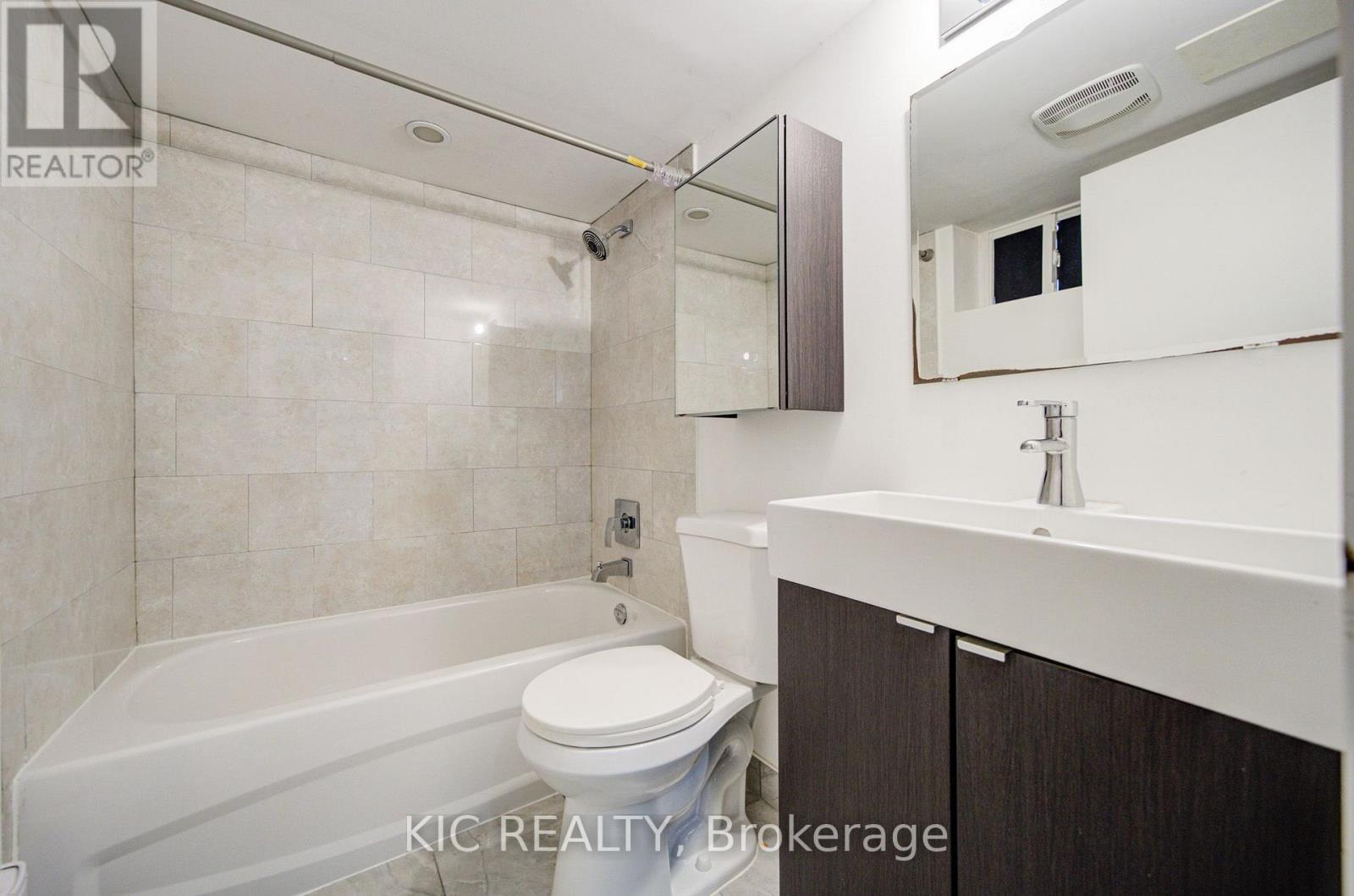 35 Montcalm Avenue Nw, Toronto, Ontario  M6E 4N5 - Photo 17 - W13817060