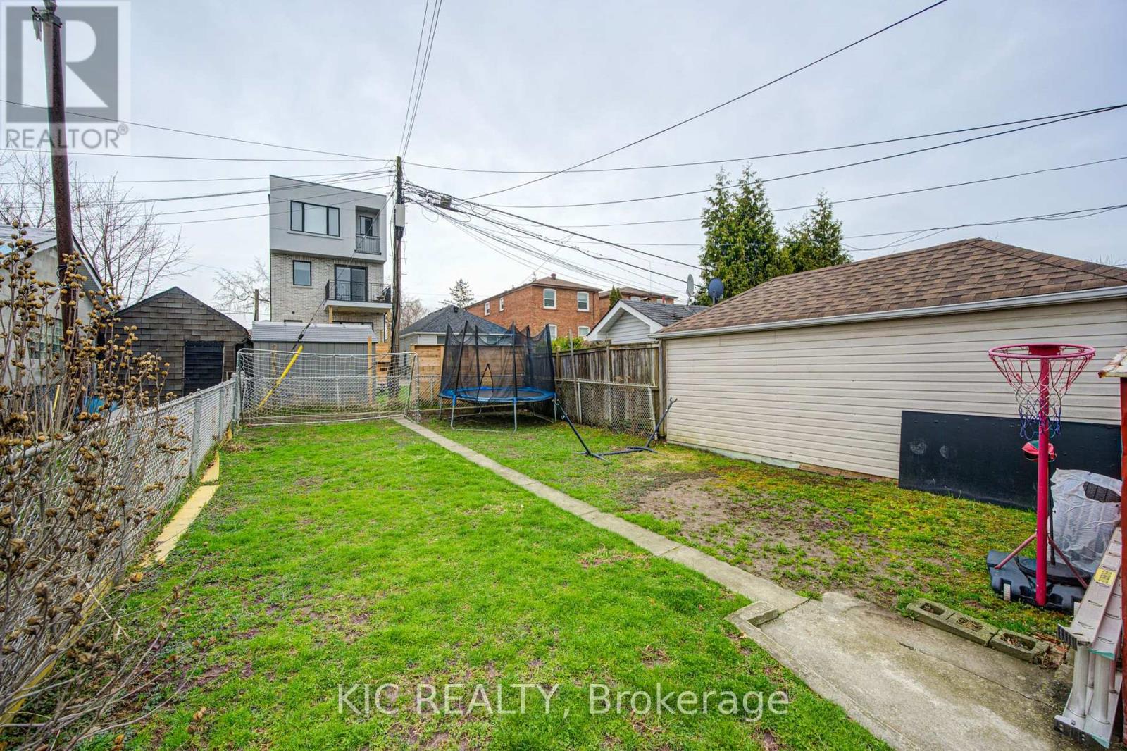 35 Montcalm Avenue Nw, Toronto, Ontario  M6E 4N5 - Photo 22 - W13817060
