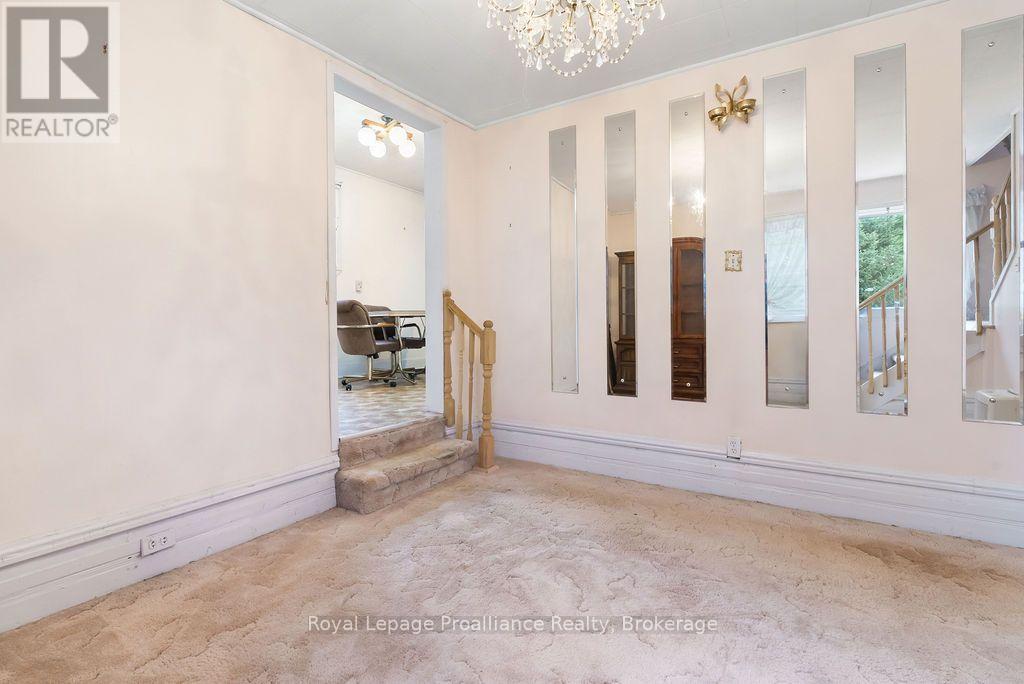 294 MOIRA STREET E photo 19