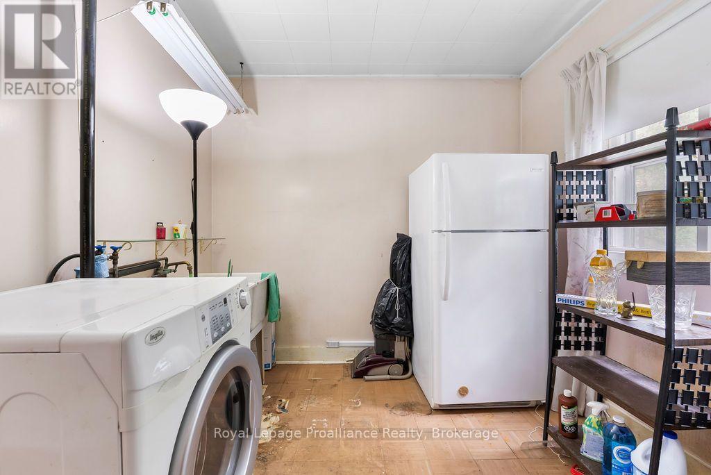 294 MOIRA STREET E photo 27