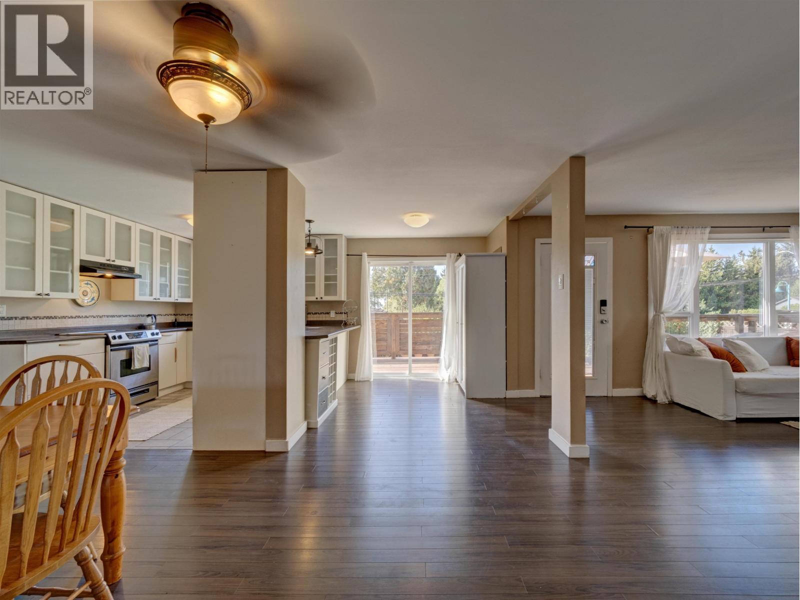 5582 Emerson Road, Sechelt, British Columbia  V7Z 0R8 - Photo 2 - R3167462
