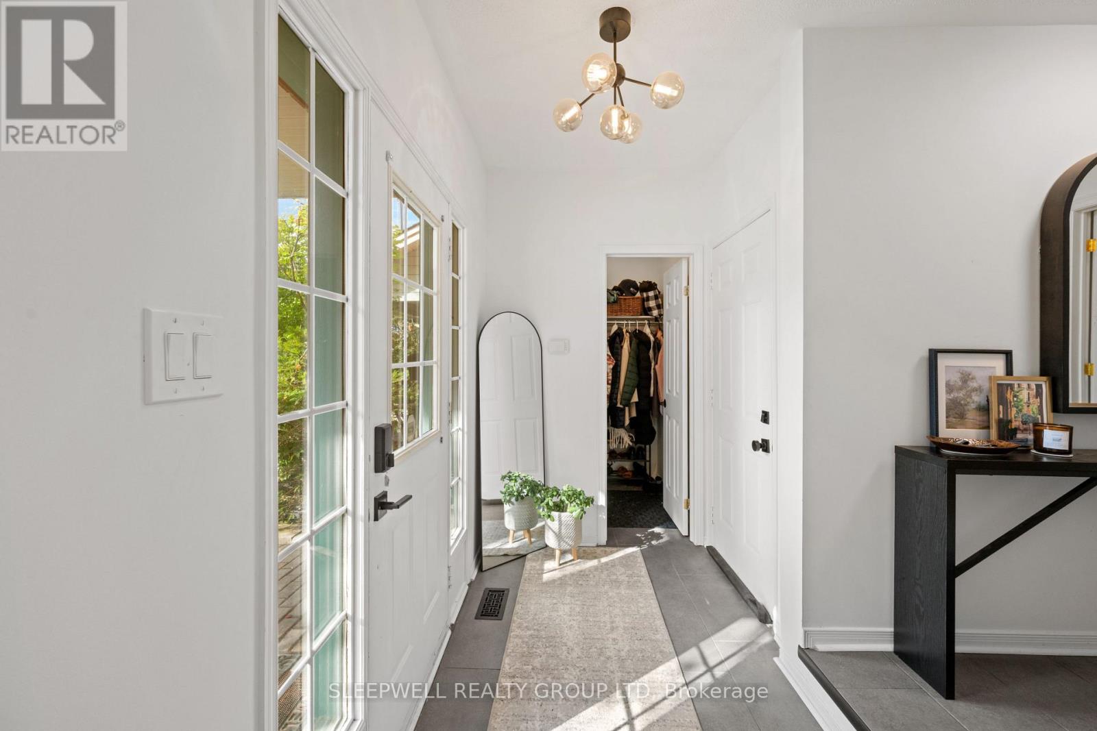 463 Cooper Street, Ottawa, Ontario  K1R 5H8 - Photo 2 - X13819554