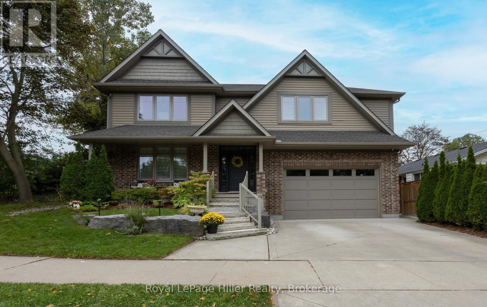 15 SWEETBRIAR DRIVE, Kitchener, Ontario