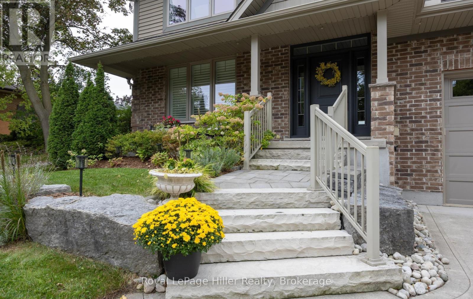 15 Sweetbriar Drive, Kitchener, Ontario  N2M 4S7 - Photo 2 - X13819402