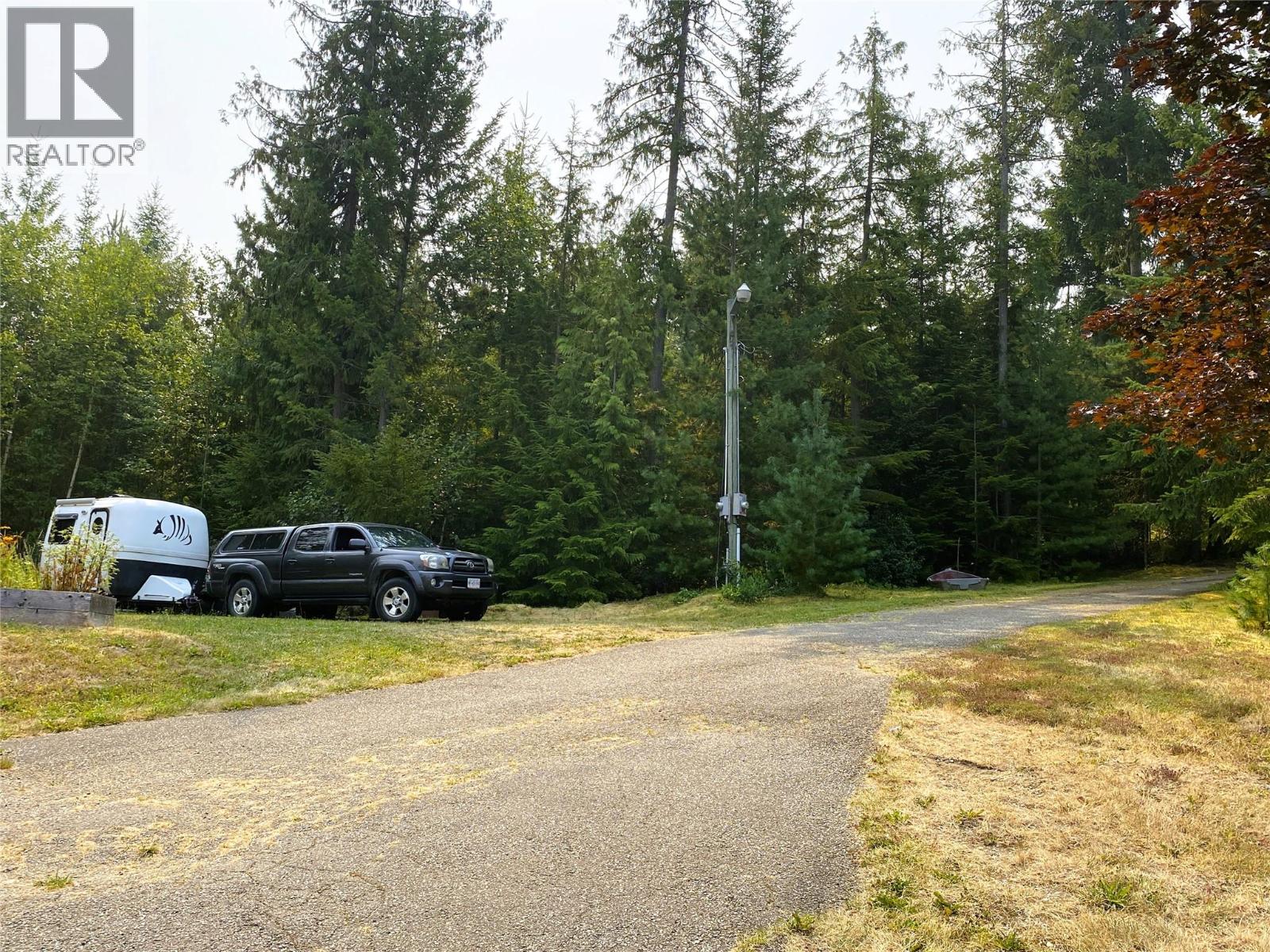 Room for RVs & trailers along the driveway
