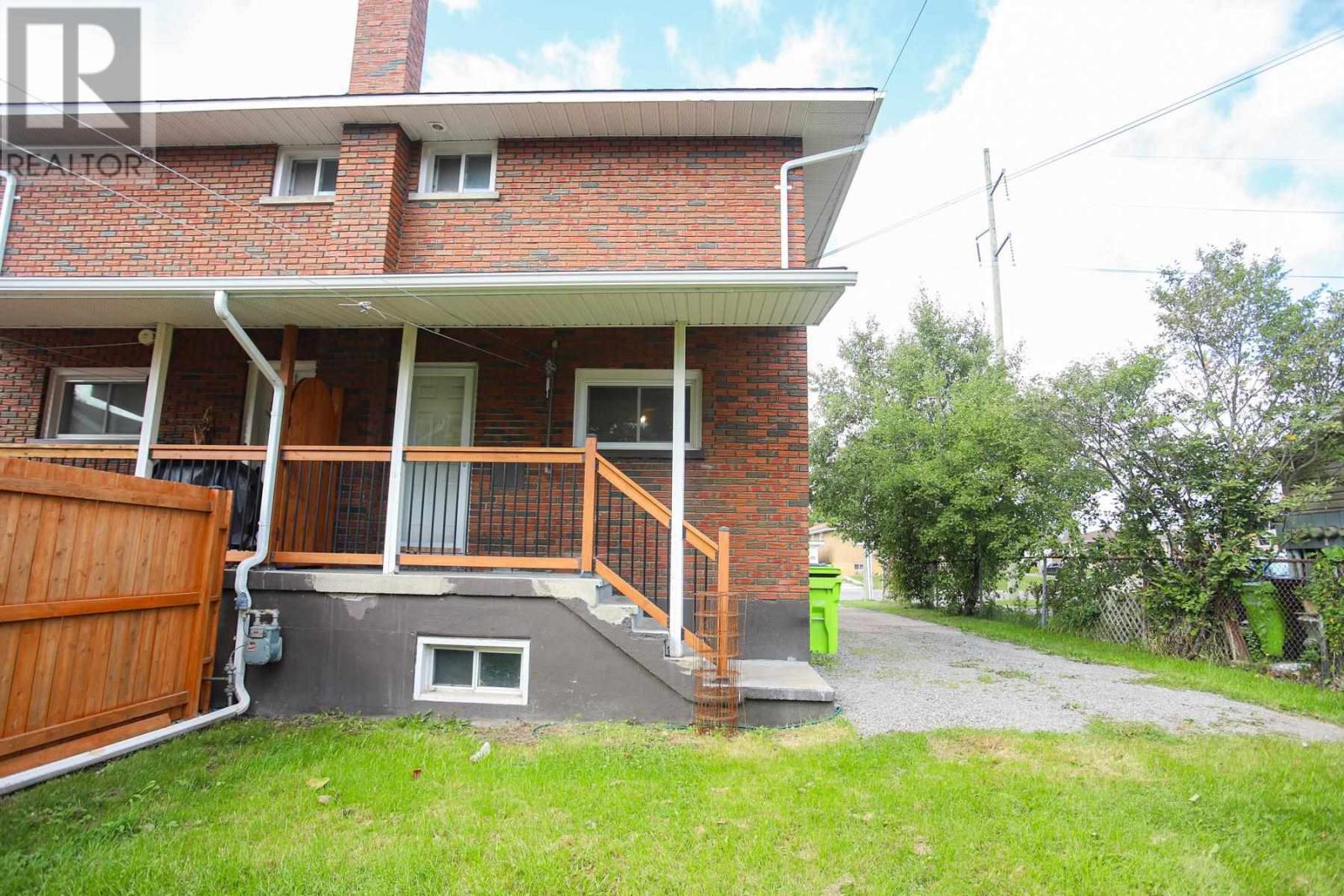 382 Farwell TER photo 32