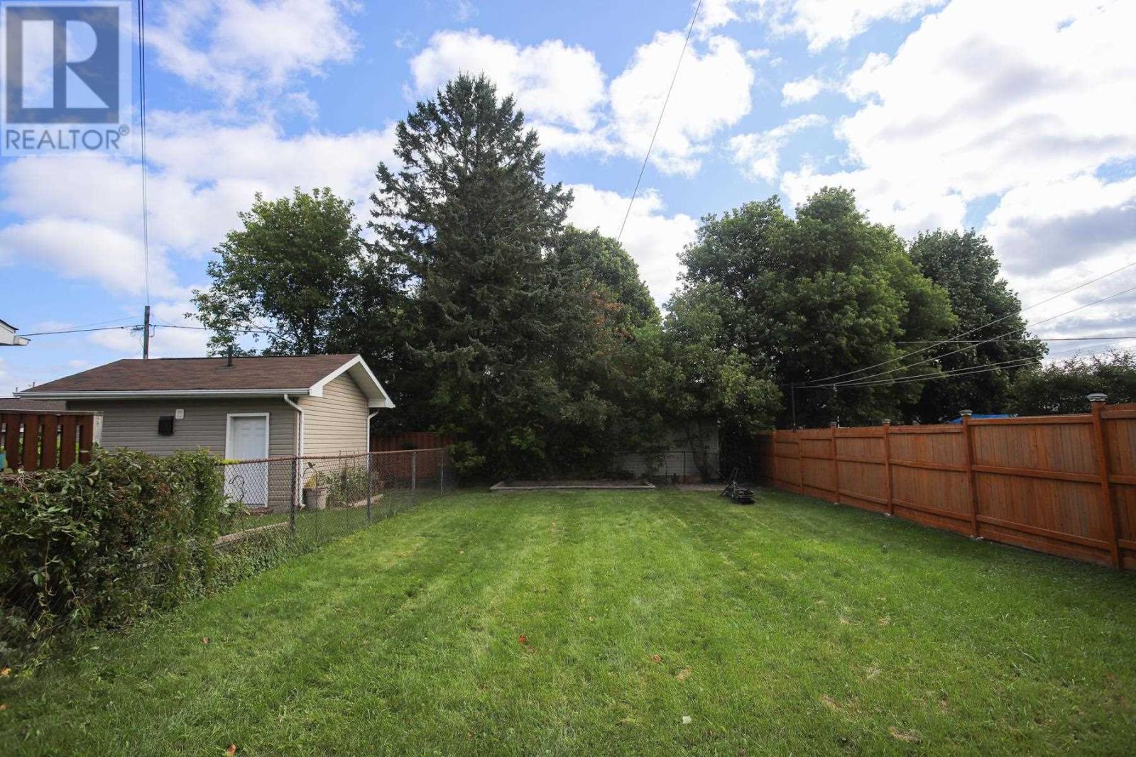 382 Farwell TER photo 36