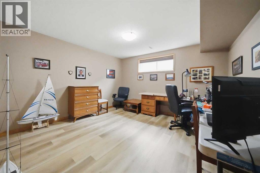 111 Adams Close photo 23