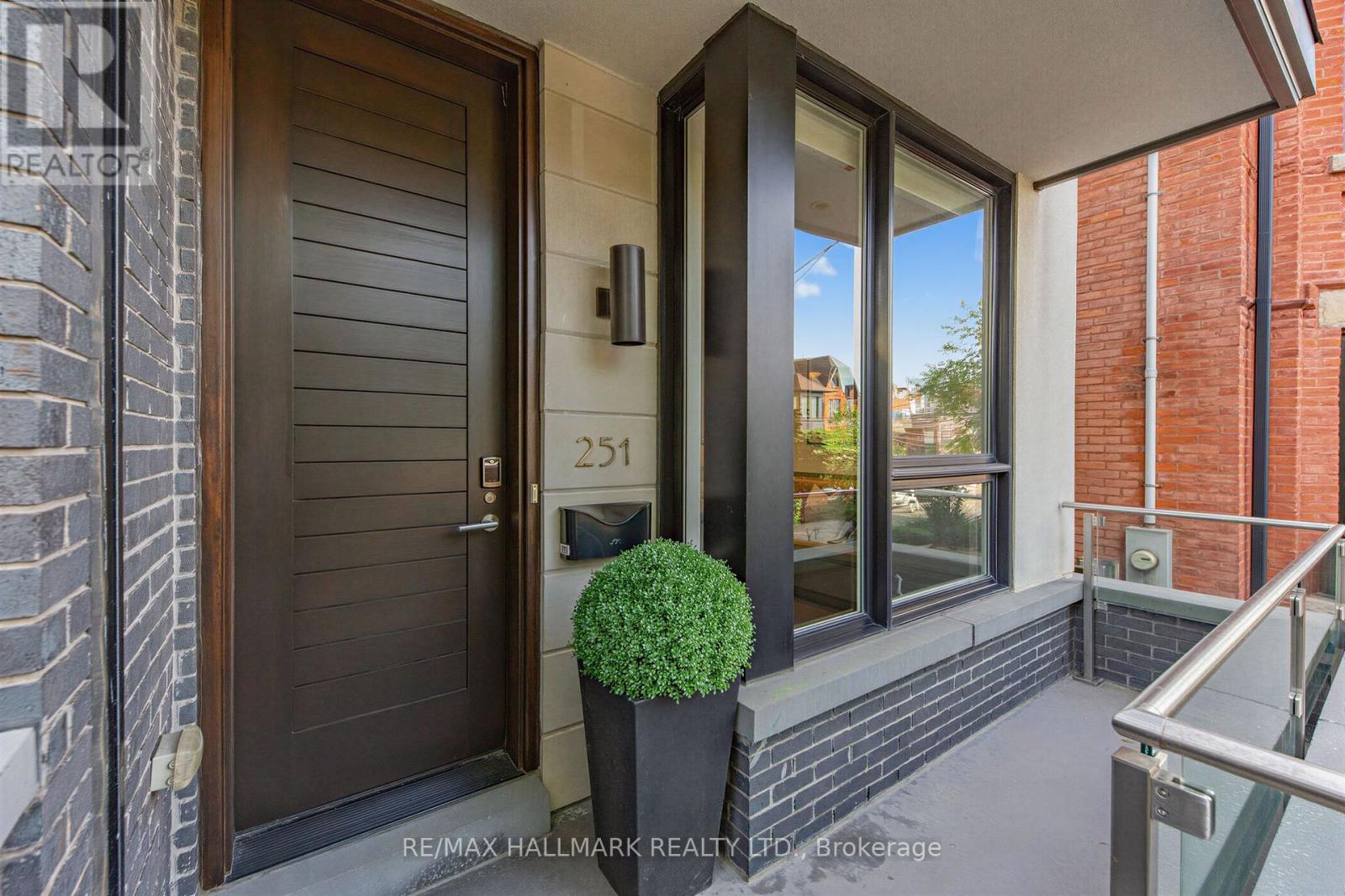 251 Roxton Road, Toronto, Ontario  M6G 3R1 - Photo 2 - C13819976