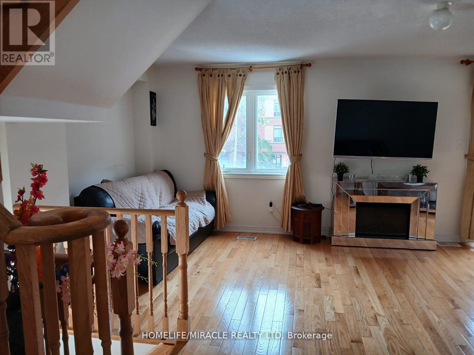 13 Vasto Lane, Toronto, Ontario  M1M 0C6 - Photo 3 - E13818134