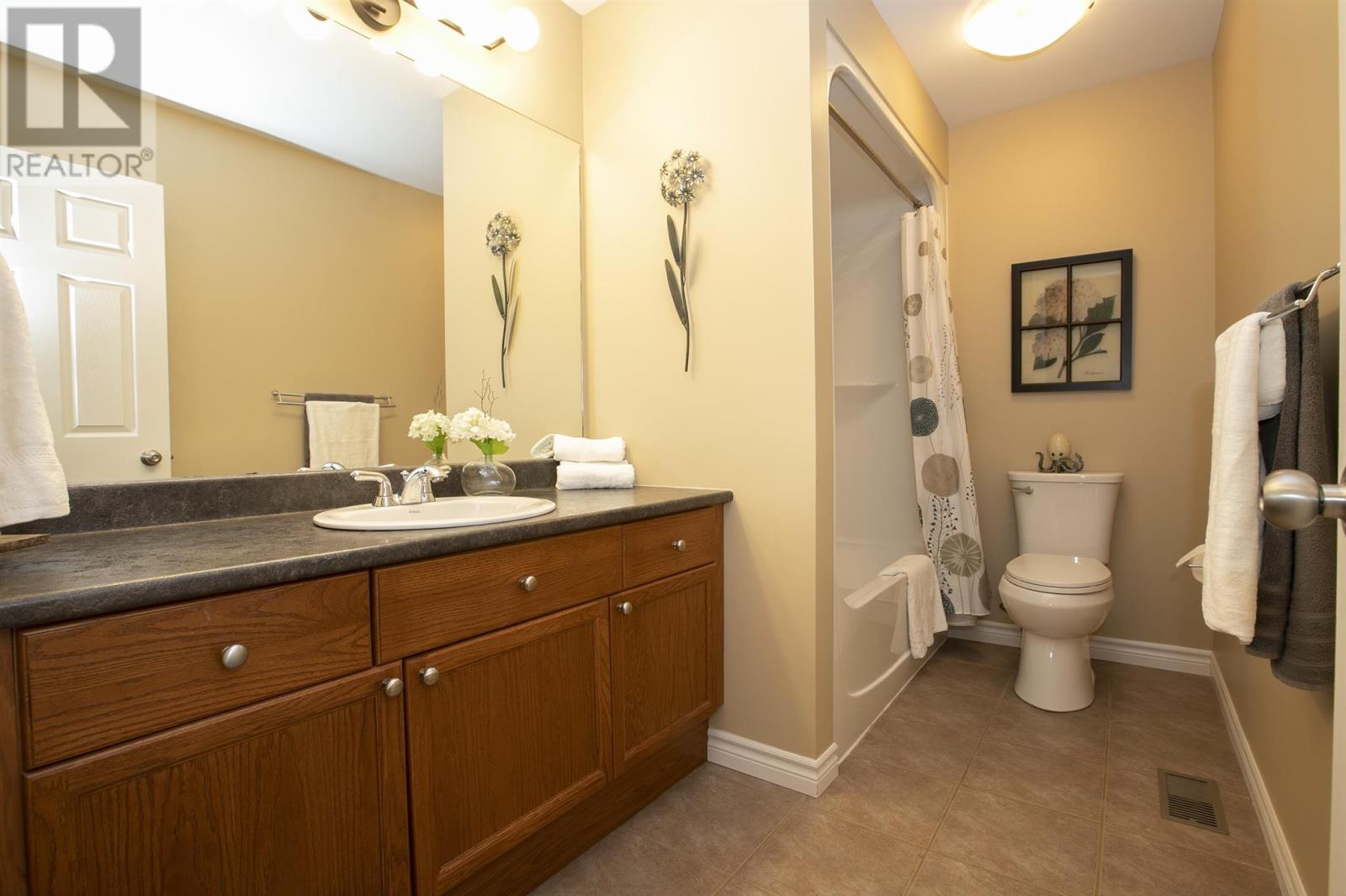 147 Queensgate BLVD photo 31