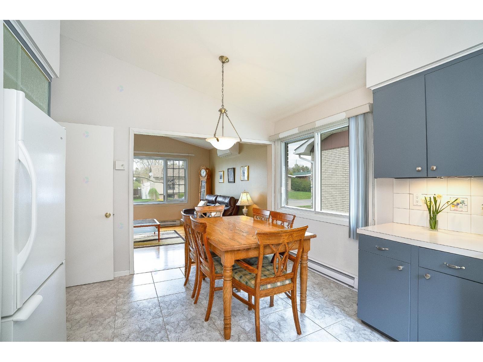 260 Rue Fairmount O. Châteauguay Quebec Canada J6J2J9 4