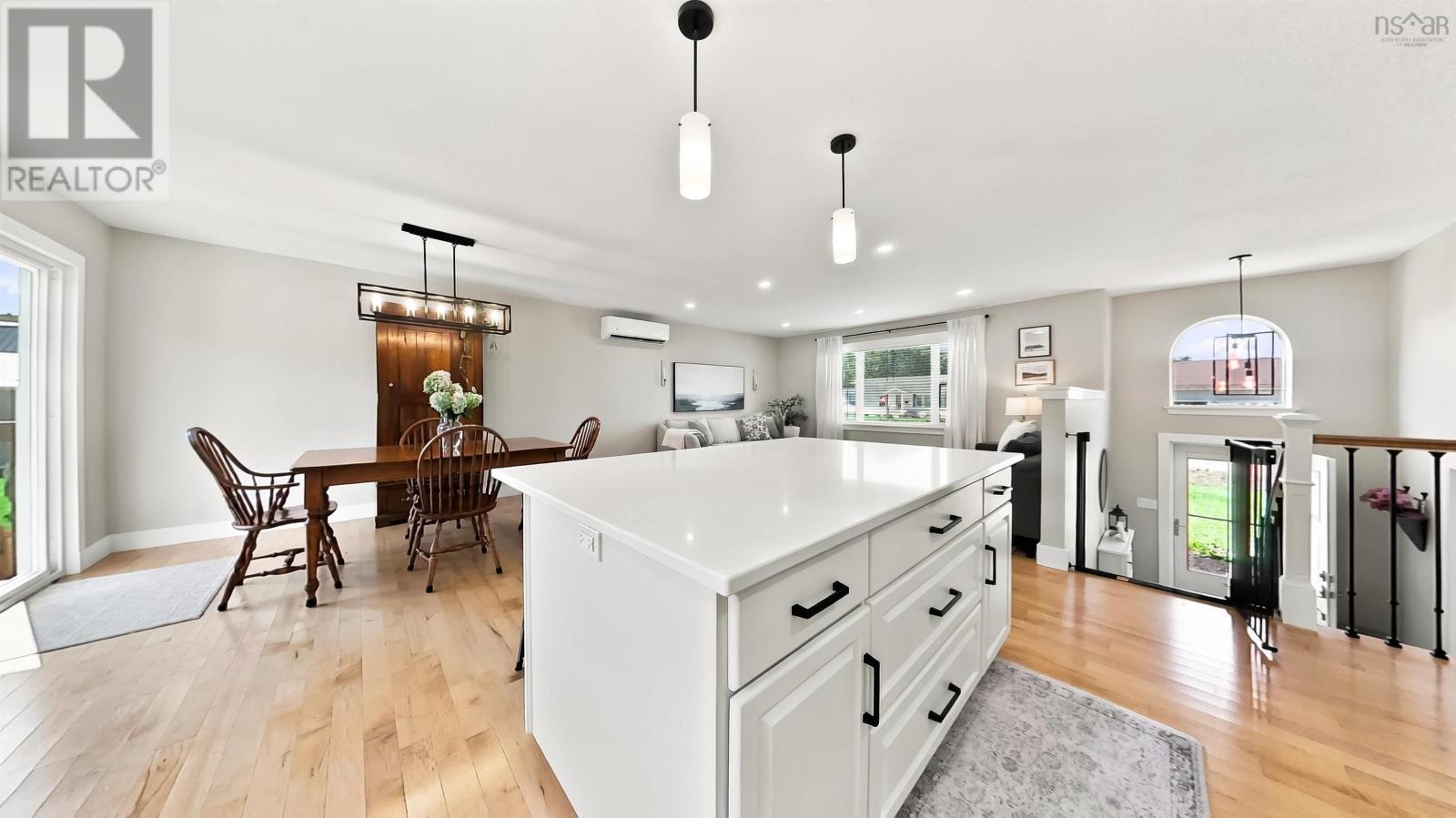 1027 Club Crescent photo 16