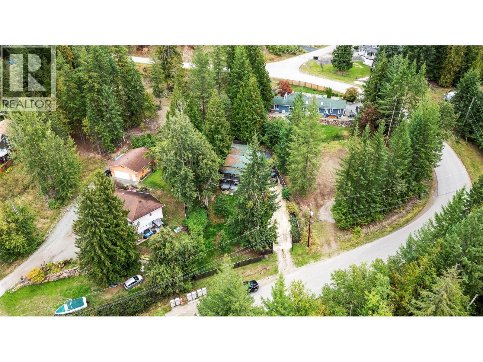 2675 Fraser Road, Anglemont, British Columbia  V0E 1M8 - Photo 3 - 10401647