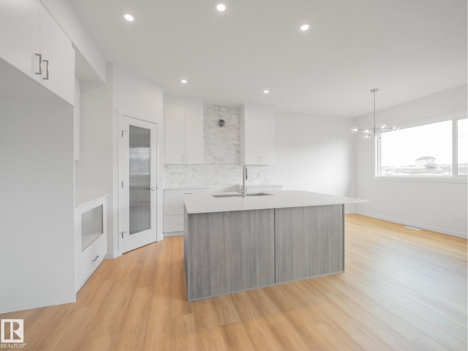 947 18 AV NW