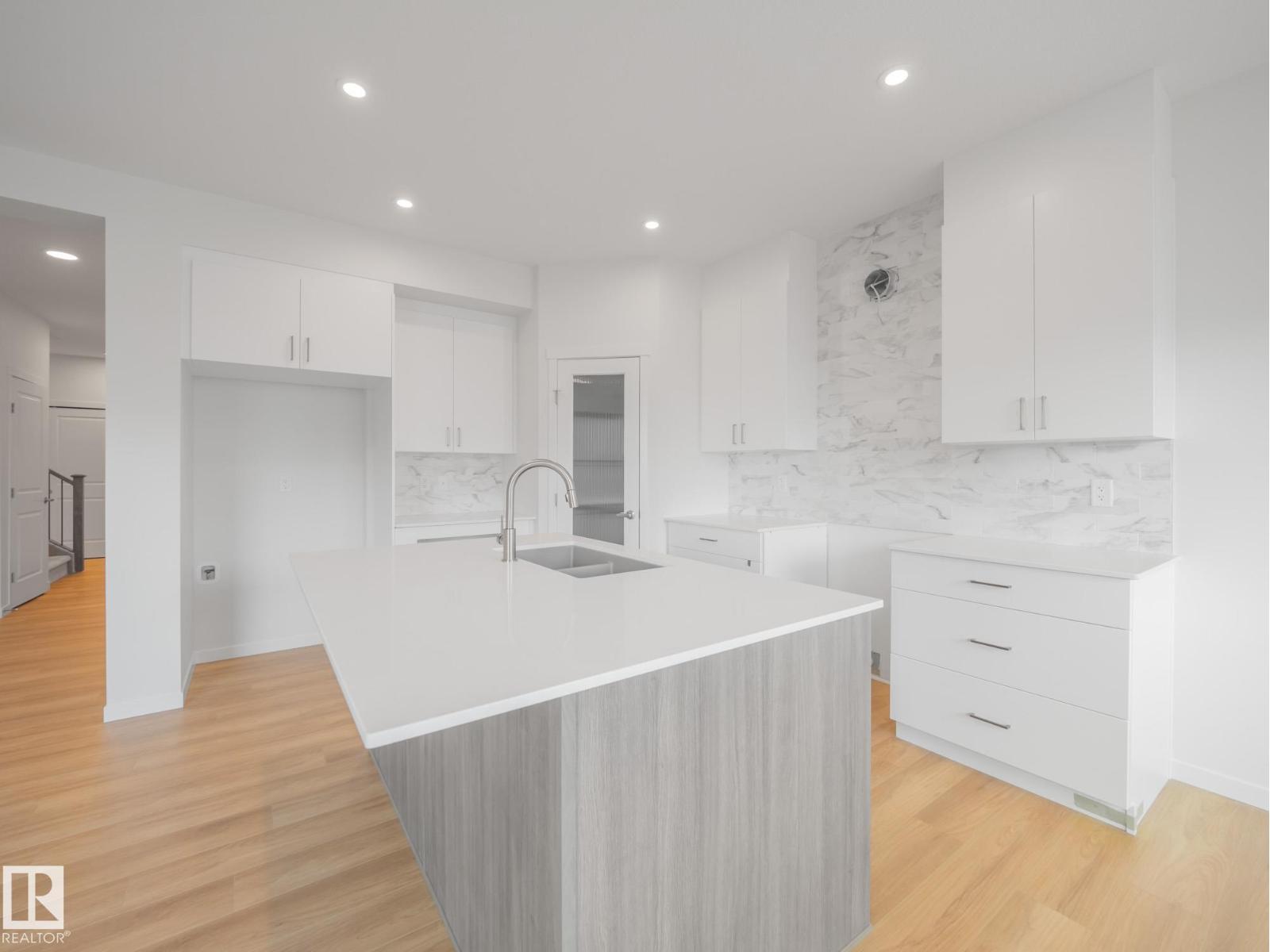 947 18 AV NW