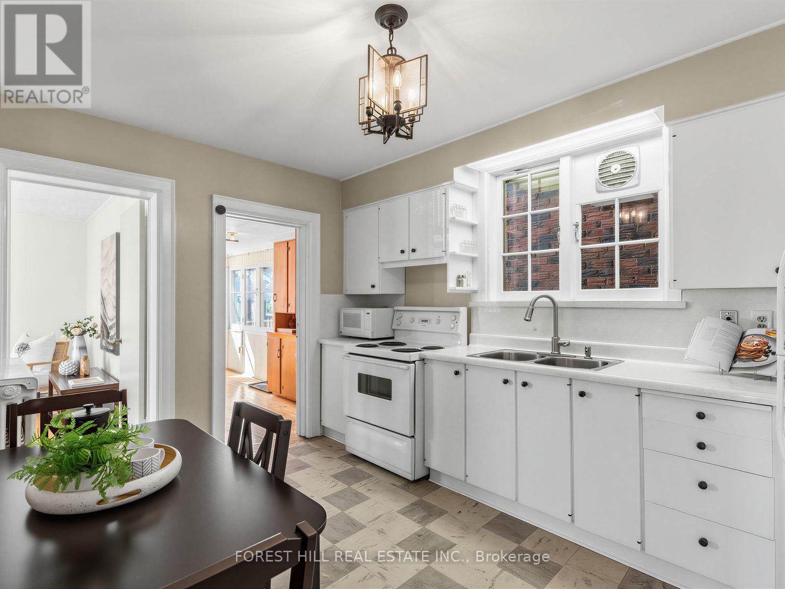 28 Castle Knock Road, Toronto, Ontario  M5N 2J4 - Photo 7 - C13820360