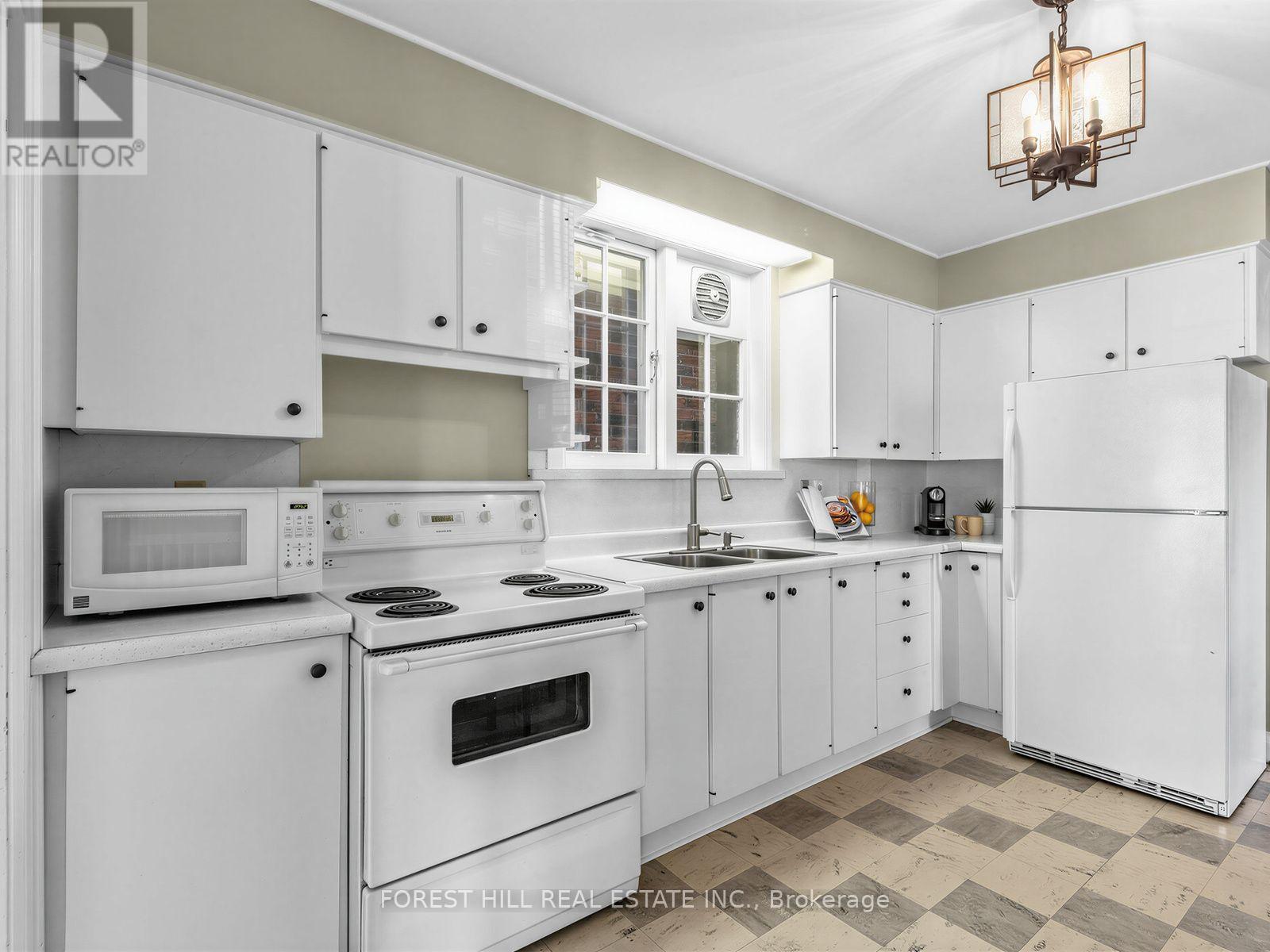 28 Castle Knock Road, Toronto, Ontario  M5N 2J4 - Photo 8 - C13820360