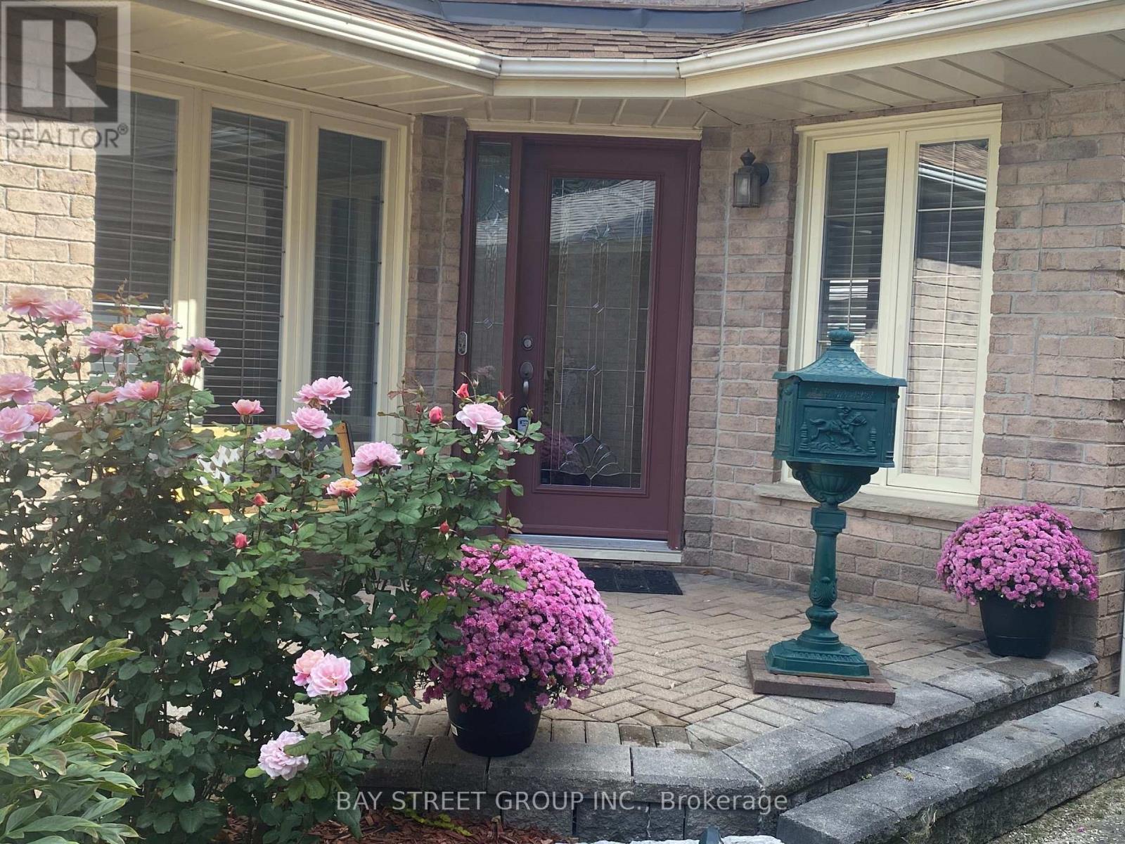 10 Hemingford Place, Whitby, Ontario  L1R 1G1 - Photo 3 - E13696106