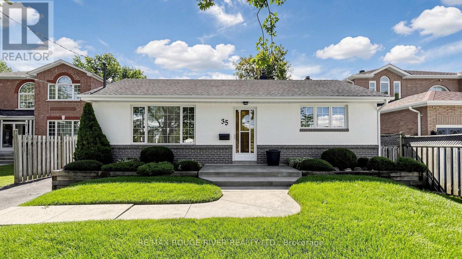 35 SOUTHLAWN DRIVE, Toronto, Ontario