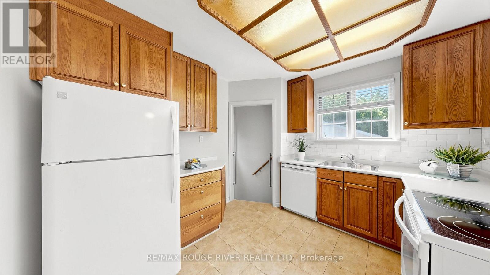 35 Southlawn Drive, Toronto, Ontario M1S 1H9 - Photo 8 - E13820470