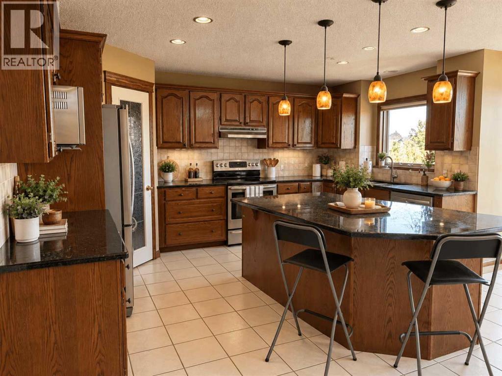 76 Valley Creek Crescent NW, Calgary, Alberta  T3B 5V3 - Photo 29 - A2346014