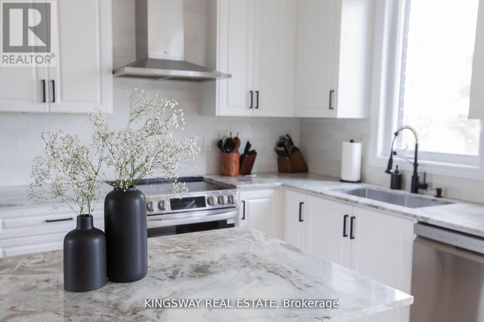 27 Paradox Street, Vaughan, Ontario  L4L 1A7 - Photo 3 - N13820302