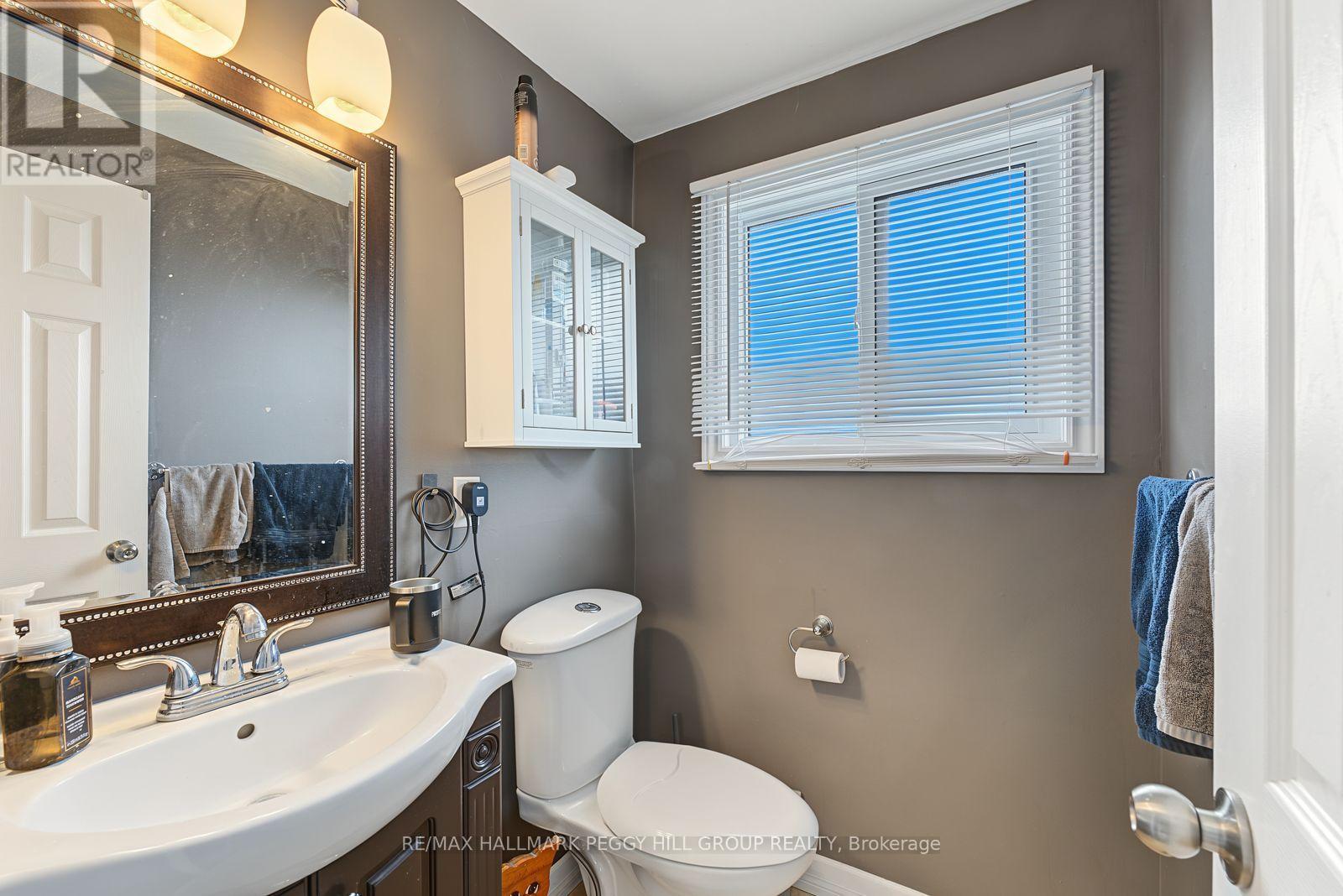 Upper - 9 Baker Crescent, Barrie (Cundles East), Ontario  L4M 3J4 - Photo 11 - S13820292