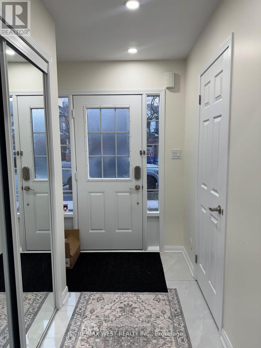 925 Burrows Gate, Milton, Ontario  L9Y 0K7 - Photo 3 - W13820312