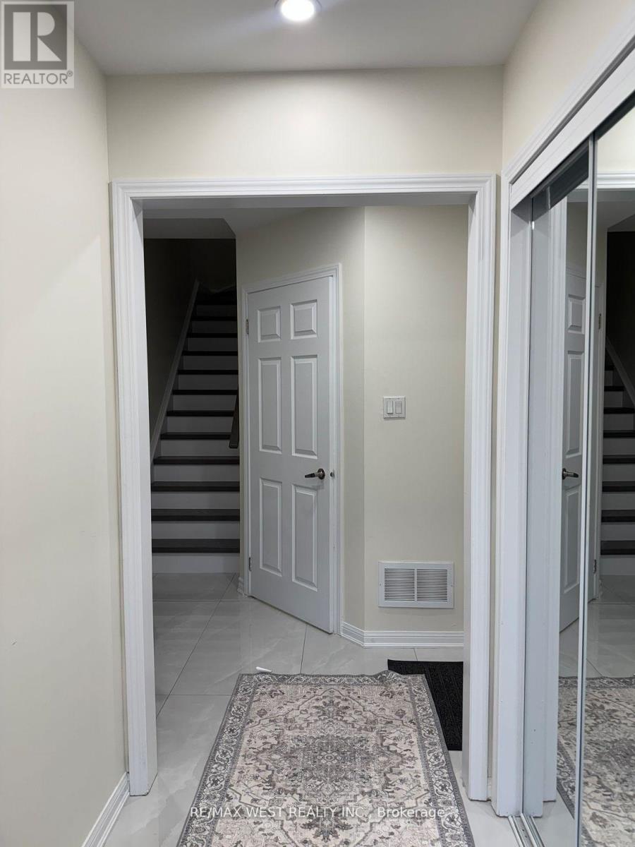 925 Burrows Gate, Milton, Ontario  L9Y 0K7 - Photo 4 - W13820312