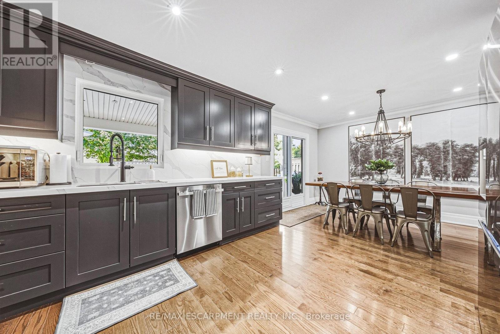 581 Holly Hill Crescent, Burlington, Ontario  L7R 2G4 - Photo 10 - W13820378