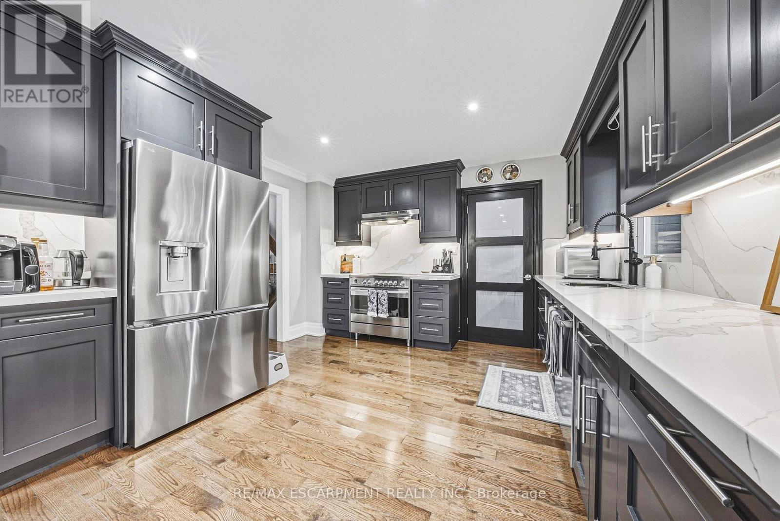 581 Holly Hill Crescent, Burlington, Ontario  L7R 2G4 - Photo 11 - W13820378