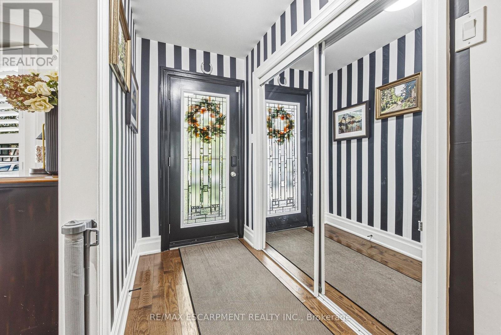581 Holly Hill Crescent, Burlington, Ontario  L7R 2G4 - Photo 4 - W13820378