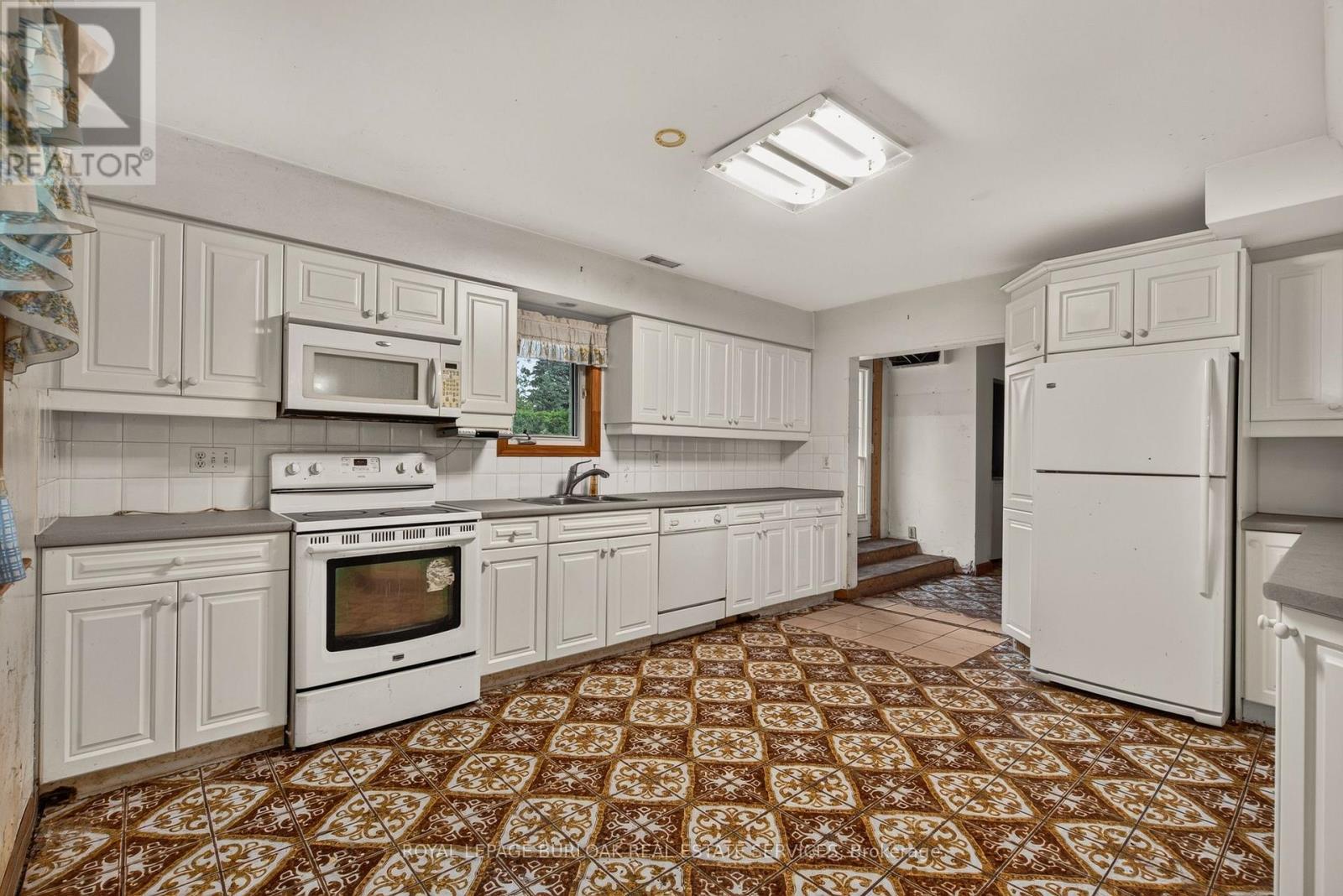 539 Enfield Road, Burlington, Ontario  L7T 2X5 - Photo 4 - W13820398