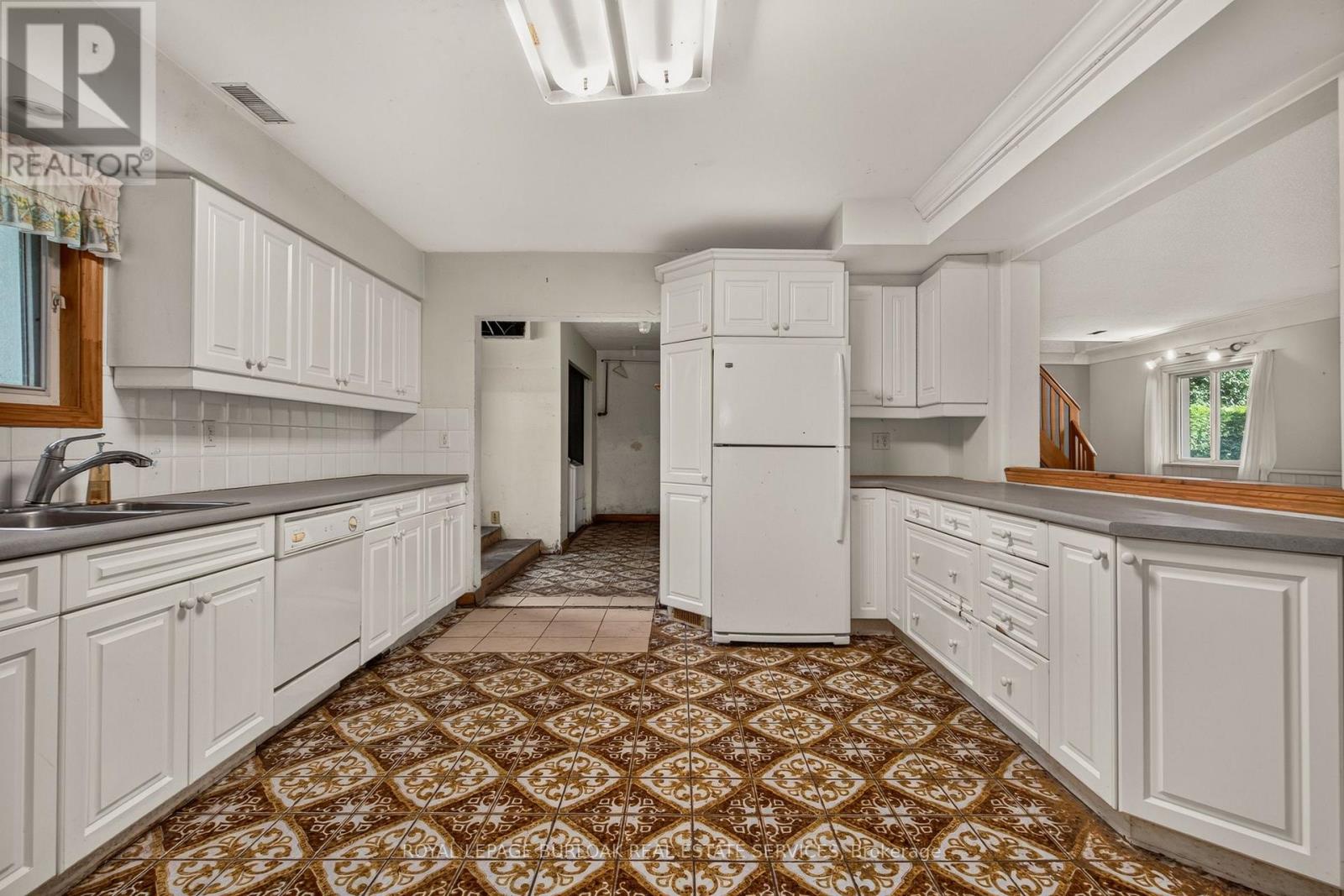 539 Enfield Road, Burlington, Ontario  L7T 2X5 - Photo 6 - W13820398